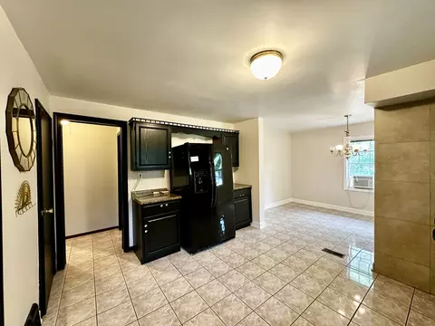 Kitchen - 39 Leonard St, Elgin, IL 60123 photo 4 of 6