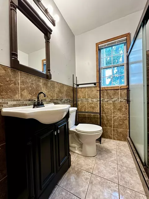Bath - 39 Leonard St, Elgin, IL 60123 photo 1 of 3