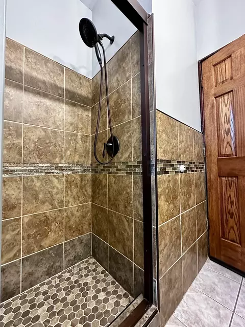 Bath - 39 Leonard St, Elgin, IL 60123 photo 2 of 3