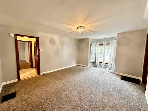 Living - 39 Leonard St, Elgin, IL 60123 photo 1 of 3
