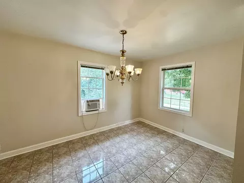 Dining - 39 Leonard St, Elgin, IL 60123 photo 2 of 4