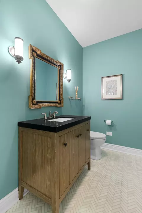 Bath - 4316 W Summerdale Ave, Chicago, IL 60630 photo 1 of 6