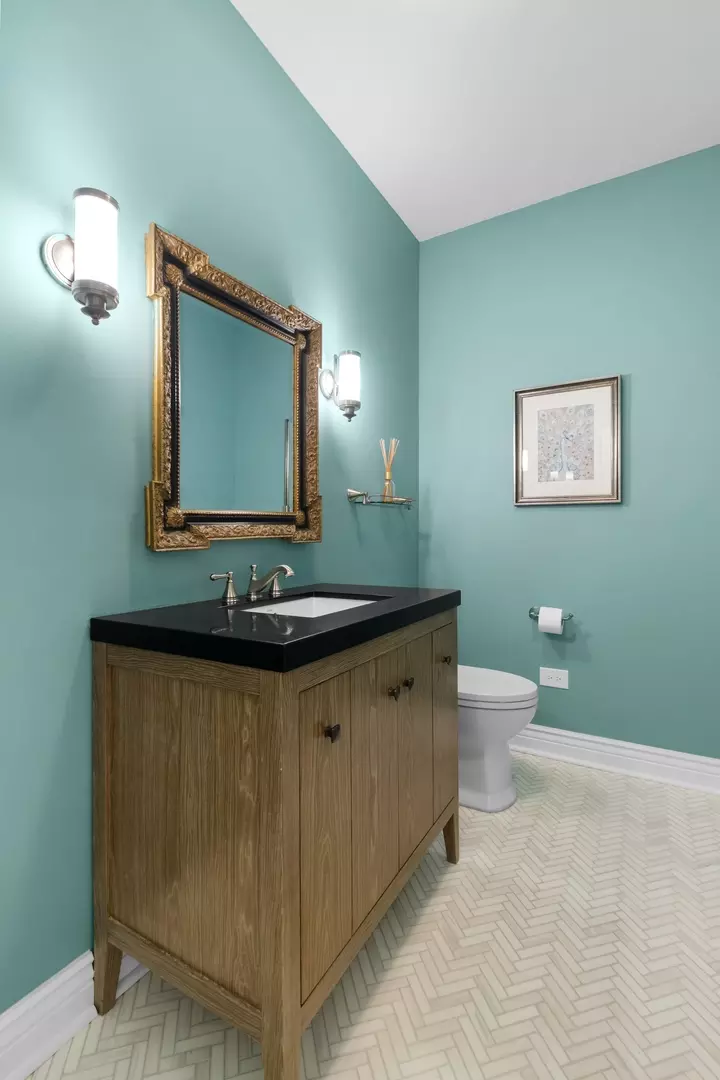Bath - 4316 W Summerdale Ave, Chicago, IL 60630 photo 1 of 6