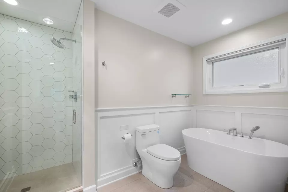 Bath - 4316 W Summerdale Ave, Chicago, IL 60630 photo 3 of 6