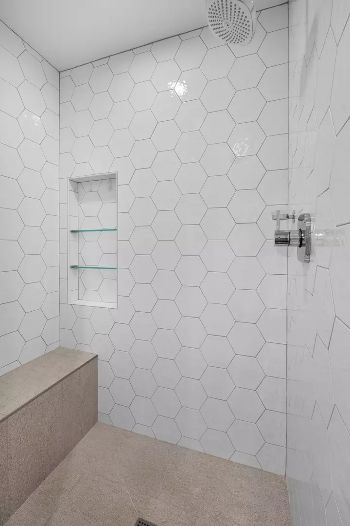 Bath - 4316 W Summerdale Ave, Chicago, IL 60630 photo 4 of 6