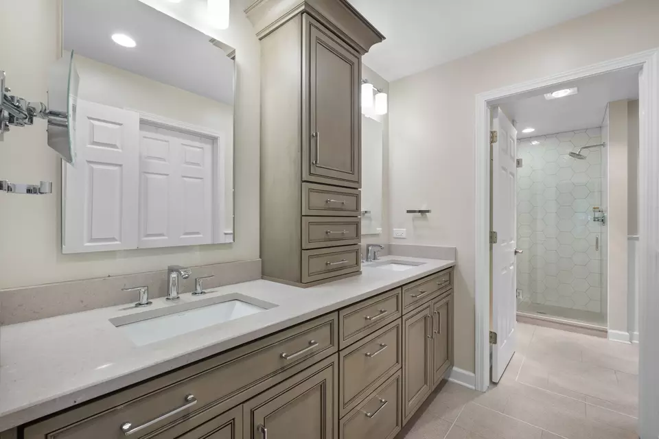 Bath - 4316 W Summerdale Ave, Chicago, IL 60630 photo 2 of 6