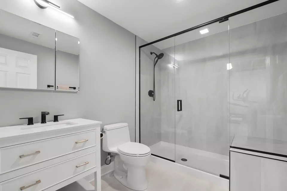 Bath - 4316 W Summerdale Ave, Chicago, IL 60630 photo 6 of 6