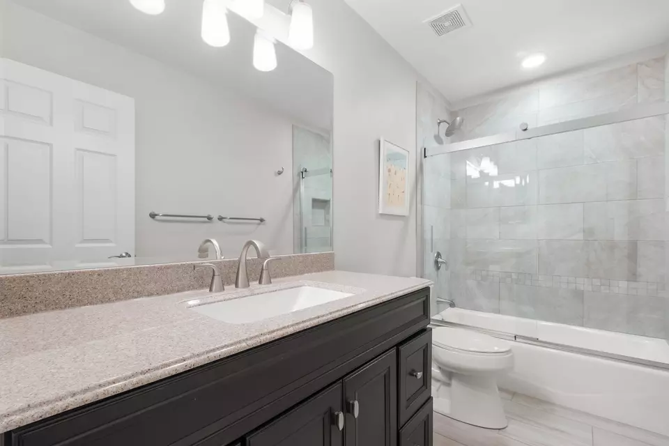 Bath - 4316 W Summerdale Ave, Chicago, IL 60630 photo 5 of 6