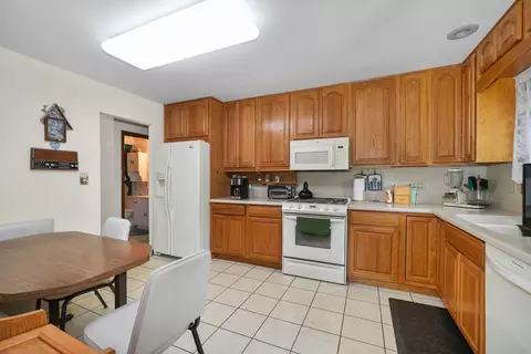 Kitchen - 10 S125 Springbrook Dr, Naperville, IL 60565 photo 2 of 2