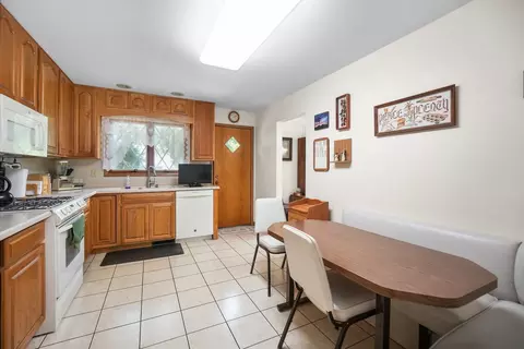 Kitchen - 10 S125 Springbrook Dr, Naperville, IL 60565 photo 1 of 2