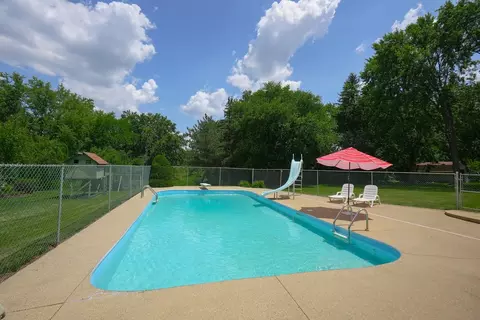 Exterior - 10 S125 Springbrook Dr, Naperville, IL 60565 photo 7 of 12