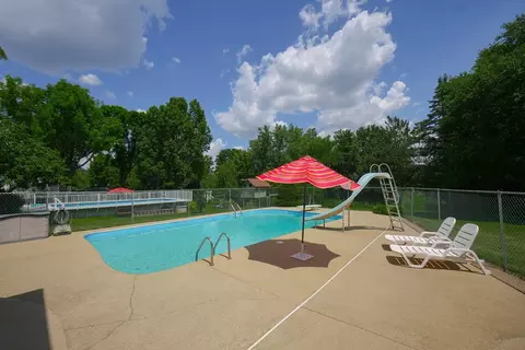 Exterior - 10 S125 Springbrook Dr, Naperville, IL 60565 photo 6 of 12