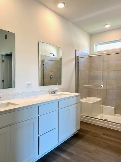 Bath - 1255 Wild Tulip Ct, Bartlett, IL 60103 photo 2 of 2