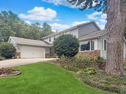 1607 Parkside Ct, Freeport, IL 61032