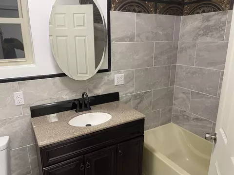 Bath - 355 N 5th St, Sheldon, IL 60966 photo 4 of 6