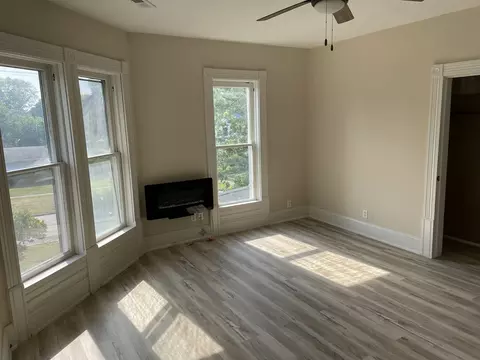 Living - 355 N 5th St, Sheldon, IL 60966 photo 3 of 4