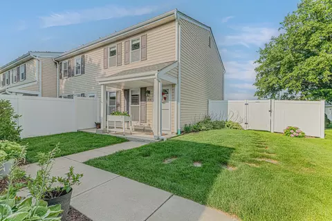 184 Rodenburg Rd, Roselle, IL 60172