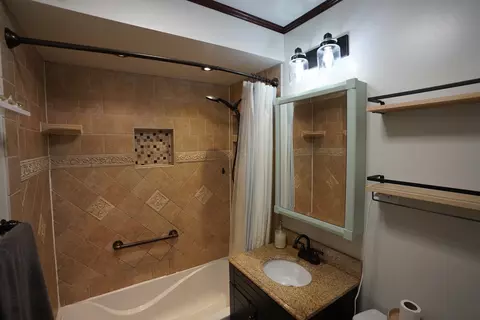 Bath - 2304 Jay Ln, Rolling Meadows, IL 60008 photo 1 of 2