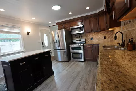 Kitchen - 2304 Jay Ln, Rolling Meadows, IL 60008 photo 2 of 3