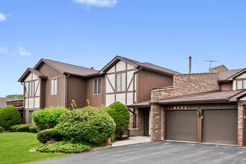 9752 Mill Dr #1E, Palos Park, IL 60464