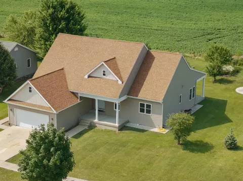 811 Forest Downs St, Harvard, IL 60033