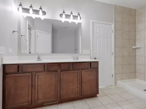 Bath - 811 Forest Downs St, Harvard, IL 60033 photo 1 of 4