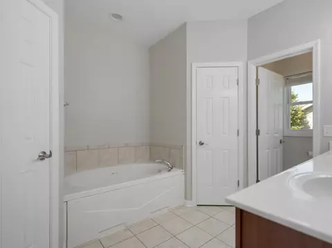 Bath - 811 Forest Downs St, Harvard, IL 60033 photo 2 of 4