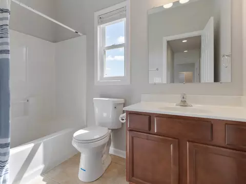 Bath - 811 Forest Downs St, Harvard, IL 60033 photo 3 of 4