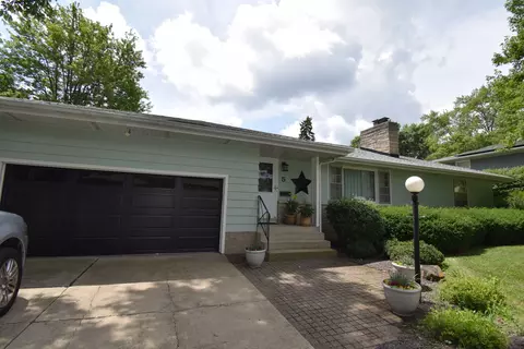 5 Knollcrest Ct, Normal, IL 61761
