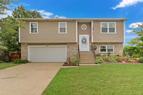 513 White Birch Rd, Lindenhurst, IL 60046