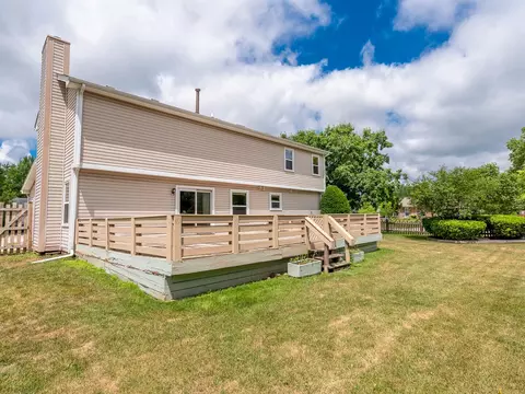 Exterior - 810 Fox Run Ln, Algonquin, IL 60102 photo 3 of 4