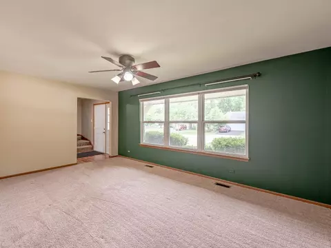 Living - 810 Fox Run Ln, Algonquin, IL 60102 photo 1 of 3