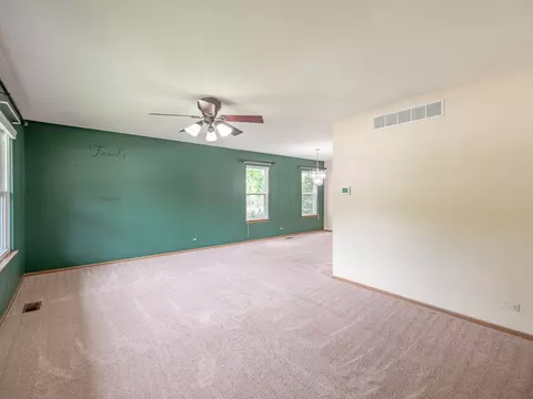 Living - 810 Fox Run Ln, Algonquin, IL 60102 photo 2 of 3