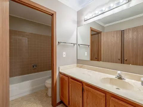 Bath - 810 Fox Run Ln, Algonquin, IL 60102 photo 3 of 3