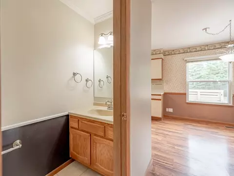 Bath - 810 Fox Run Ln, Algonquin, IL 60102 photo 1 of 3