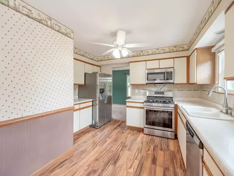 Kitchen - 810 Fox Run Ln, Algonquin, IL 60102 photo 2 of 2