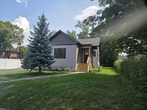 327 Lincoln Ave, Woodstock, IL 60098