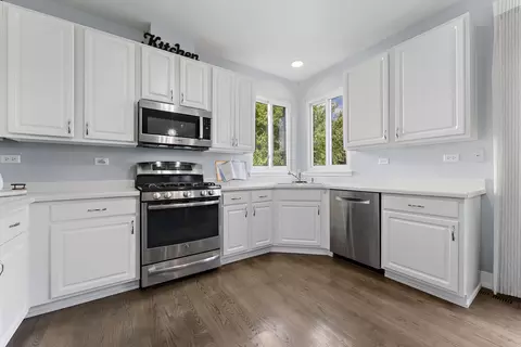 Kitchen - 120 Willow Rd, Wheeling, IL 60090 photo 3 of 5