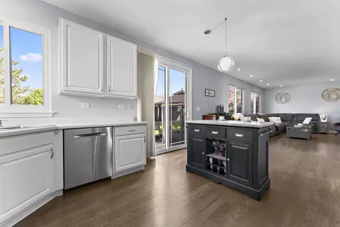 Kitchen - 120 Willow Rd, Wheeling, IL 60090 photo 4 of 5