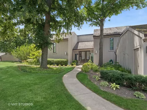97 Thornhill Ln #D, Lake Barrington, IL 60010
