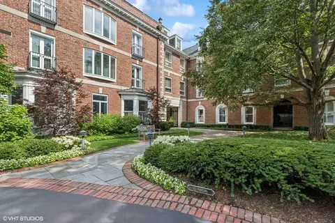 533 N Mayflower Rd #C, Lake Forest, IL 60045