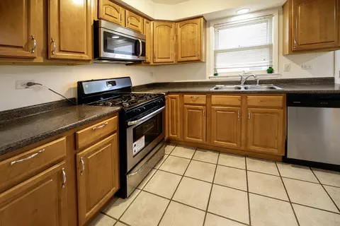 Kitchen - 1065 Irwin Ave, Des Plaines, IL 60018 photo 6 of 6