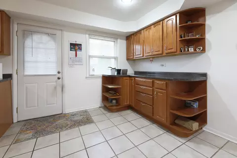 Kitchen - 1065 Irwin Ave, Des Plaines, IL 60018 photo 2 of 6