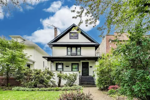 1831 W Greenleaf Ave, Chicago, IL 60626
