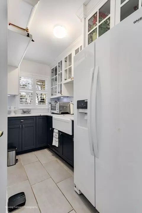 Kitchen - 2219 Barrett Dr, Algonquin, IL 60102 photo 6 of 7
