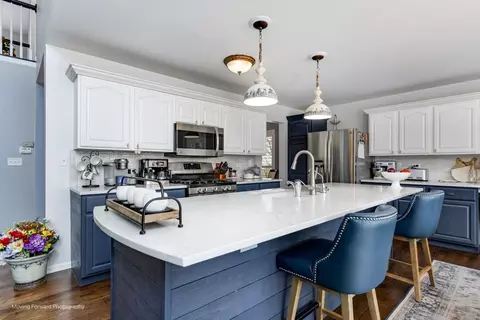 Kitchen - 2219 Barrett Dr, Algonquin, IL 60102 photo 4 of 7