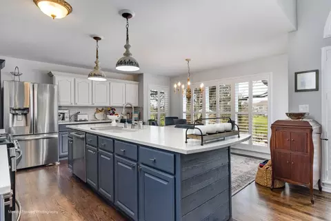 Kitchen - 2219 Barrett Dr, Algonquin, IL 60102 photo 5 of 7