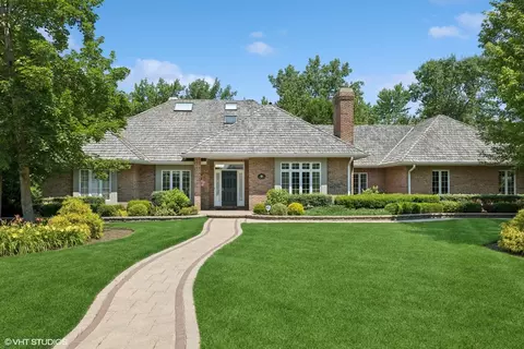 114 Camelot Ln, Libertyville, IL 60048