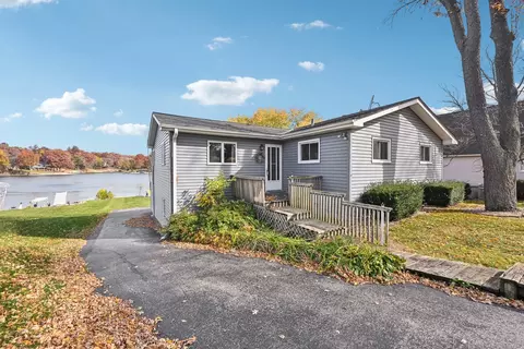7 Holiday Dr, Lake Holiday, IL 60552