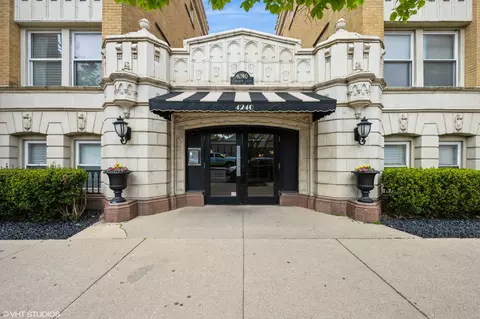 4240 N Clarendon Ave #301S, Chicago, IL 60613